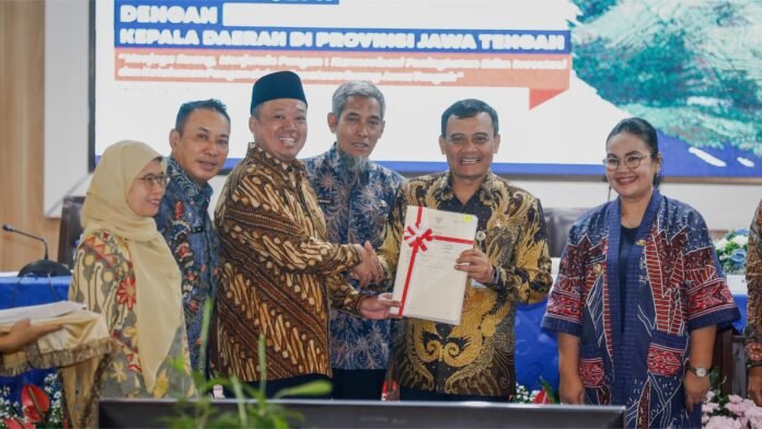 Menteri Agraria dan Tata Ruang/ Kepala Badan Pertanahan Nasional (BPN) Nusron (peci) menyerahkan sertifikat tanah kepada Gubernur Jawa Tengah Ahmad Luthfi, Kamis 17 April 2025. Sumber Pemprov Jateng