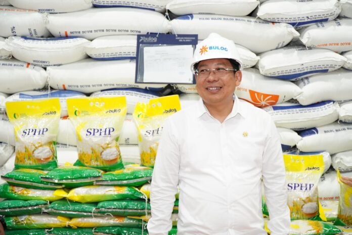 Kepala Badan Pangan Nasional Arief Prasetyo Adi meninjau pasokan beras SPHP. Foto: Badan Pangan Nasiional