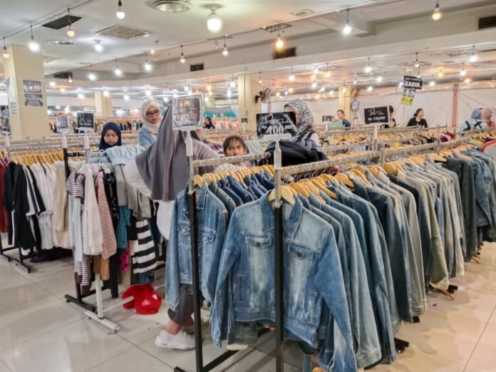 Pengunjung mal. Foto: ratih
