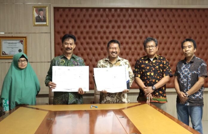 penandatanganan Perjanjian Kerja Sama (PKS) untuk menyelenggarakan Program Kelas Hilirisasi bagi mahasiswa Program Diploma 3 di Politeknik ATI Makassar, Selasa (8/7).