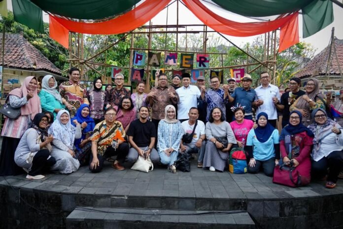 Wamenkop menghadiri Festival Pamer Kampung Kota dan peresmian Model Koperasi Perumahan, di Yogyakarta, Minggu (13/7).