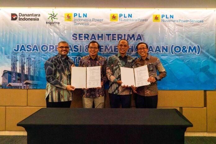 Direktur Utama PLN Nusantara Power Service Jakfar Sadiq, Direktur Operasi Pembangkit Gas PLN Nusantara Power Komang Parmita, Direktur Asset Solution PT Tripatra adalah Suraji Nugroho, dan Direktur Utama PT PLN Indonesia Power Services Hari Cahyono berfoto bersama seusai menandatangani berita acara serah terima operasi dan pemeliharaan PLTMG Nias 25 MW.