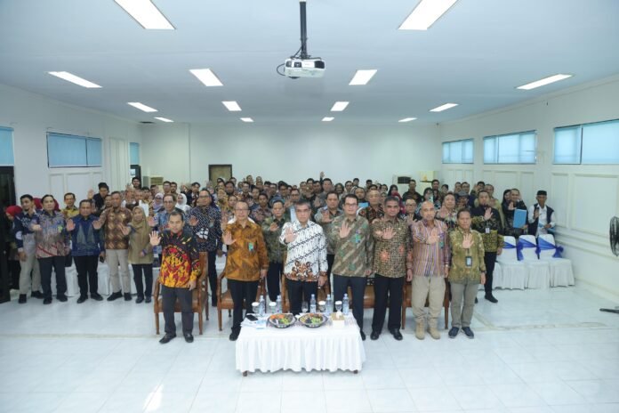 Penandatanganan Pakta Integritas 107 perusahaan Jasa Keselamatan dan Kesehatan Kerja (PJK3) di wilayah Kawasan Timur Indonesia, di kantor Balai K3 Makakssar, Sulawesi Selatan, Jumat (25/7/2025).