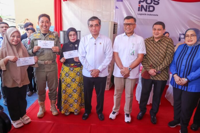Menteri Ketenagakerjaan Yassierli memantau progres distribusi sekaligus secara simbolis menyerahkan Bantuan Subsidi Upah (BSU) di kota Makassar, Sulawesi Selatan, Sabtu (26/7/2025).