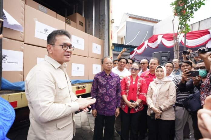 Menteri Perdagangan Budi Santoso secara resmi melepas ekspor perdana produk rempah dan madu asal Bali ke pasar Hong Kong, Selasa (29/7), di Lini Cargo, Denpasar.