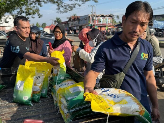 Pembagian beras SPHP. Foto: Badan Pangan Nasional