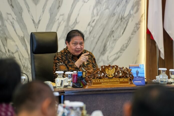 Menteri Koordinator Bidang Perekonomian Airlangga Hartarto dalam Rapat Koordinasi Komite Kebijakan Pembiayaan KUR bagi UMKM di Jakarta, Jumat (11/7/2025).