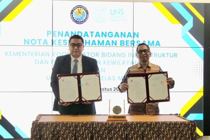 Kementerian Koordinator Bidang Infrastruktur dan Pembangunan Kewilayahan (Kemenko Infra) diwakili oleh Sekretaris Kementerian Koordinator Ayodhia G.L. Kalake melaksanakan penandatanganan Nota Kesepahaman Bersama penyelenggaraan Tridarma Perguruan Tinggi dengan Universitas Sebelas Maret (UNS).