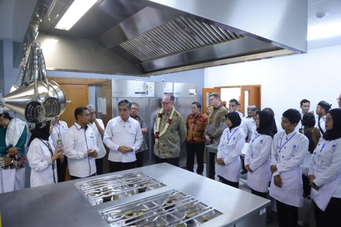 penandatanganan dokumen Development of Vocational Training Center Banyuwangi pada acara Inauguration of School Operation BPVP Banyuwangi, Jawa Timur.