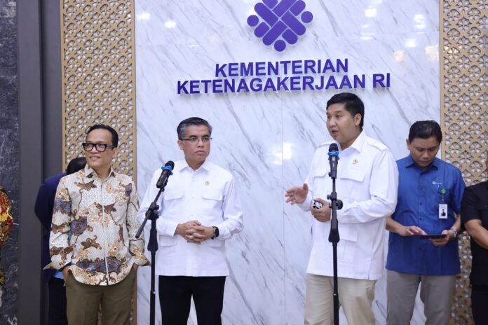 Kementerian Ketenagakerjaan (Kemnaker) bersama Kementerian Perumahan dan Kawasan Permukiman (Kementerian PKP) serta Badan Pusat Statistik (BPS) sepakat memperkuat kerja sama penyediaan rumah subsidi bagi buruh dan pekerja.