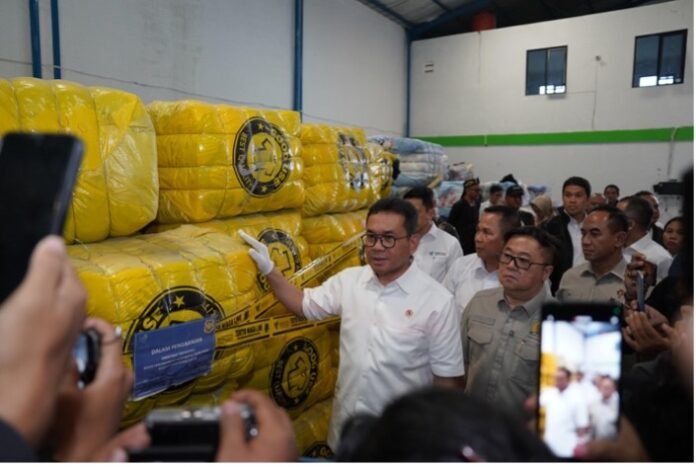 Kementerian Perdagangan bersama Badan Intelijen Negara (BIN) dan Badan Intelijen Strategis TNI (BAIS TNI) berhasil mengamankan 19.391 bal pakaian bekas impor ilegal senilai Rp112,35 miliar
