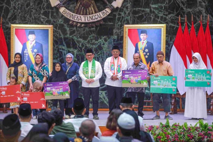 Gubernur DKI Jakarta Pramono Anung menyerahkan bansos ke perwakilan penerima baru. Foto: pemprov dki