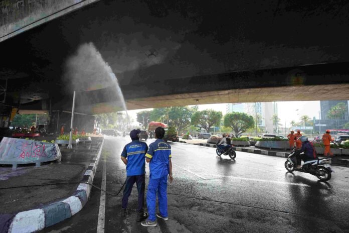 Pasukan Biru dari Dinas Sumber Daya Air (SDA) turut membersihkan saluran air.