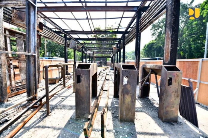 Salah satu fasilitas umum yang rusak dibakar massa.