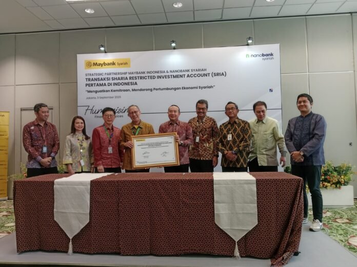 PT Bank Maybank Indonesia Tbk (Maybank Indonesia) bersama PT Bank Nano Syariah (Nanobank Syariah) resmi menjalin kemitraan strategis melalui transaksi Sharia Restricted Investment Account (SRIA).. Foto: Ratih
