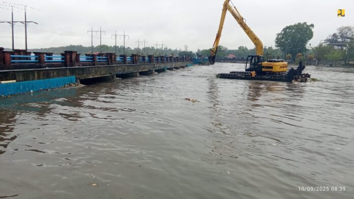 Penanganan banjir di Denpasar, Bali.