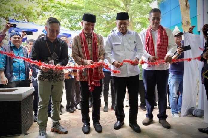 Menteri Koperasi (Menkop) Ferry Juliantono meresmikan dimulainya operasionalisasi Koperasi Desa/ Kelurahan (Kopdes/Kel) Merah Putih Girimukti.