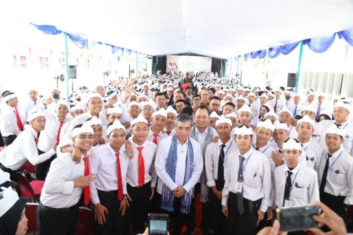Menaker Yassierli melepas 1.300 peserta magang ke Jepang.