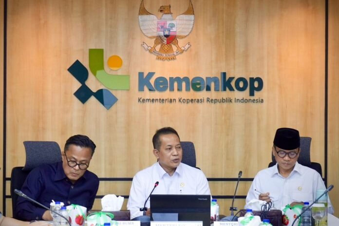 Menkop Ferry Juliantono menghadiri rapat koordinasi antar Kementerian dan Lembaga (K/L) di kantornya, Jakarta, Senin (22/9).