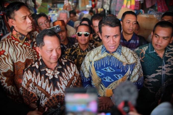 Menteri Dalam Negeri Tito Karnavian dan Menteri Pertanian Andi Amran Sulaiman.