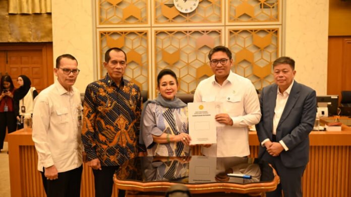 Wakil Ketua Komisi IV DPR RI, Alex Indra Lukman, memberikan apresiasi atas langkah tegas Wakil Menteri Pertanian (Wamentan) Sudaryono yang menghentikan impor gula rafinasi.