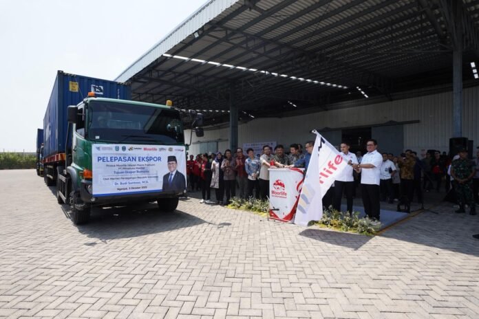 Mendag Budi Santos melepas produk plastik rumah tangga ekspor.