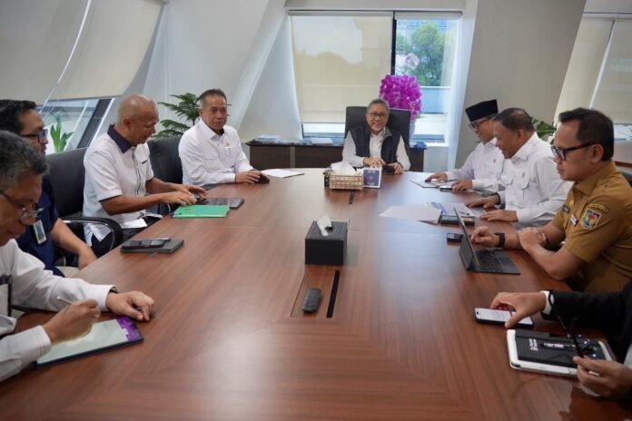 Rapat Koordinasi Satuan Tugas Nasional Percepatan Pembentukan Kopdes Merah Putih yang dipimpin Menteri Koordinator Bidang Pangan Zulkifli Hasan di Jakarta, Senin (13/10).