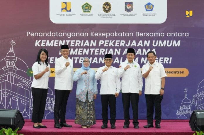 penandatanganan Kesepakatan Bersama antara Kementerian Pekerjaan Umum, Kementerian Agama, dan Kementerian Dalam Negeri, yang berlangsung di Gedung Heritage Kemenko Bidang Pemberdayaan Masyarakat, pada Selasa (14/10/2025).