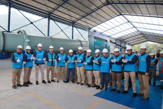 Jajaran Direksi PLN NP Services, PLN NP dan tamu undangan menggenggam woodchip berkualitas tinggi hasil produksi Unit Produksi Biomassa Bandar Lampung PLN NP Services yang menggunakan teknologi rotary dryer.