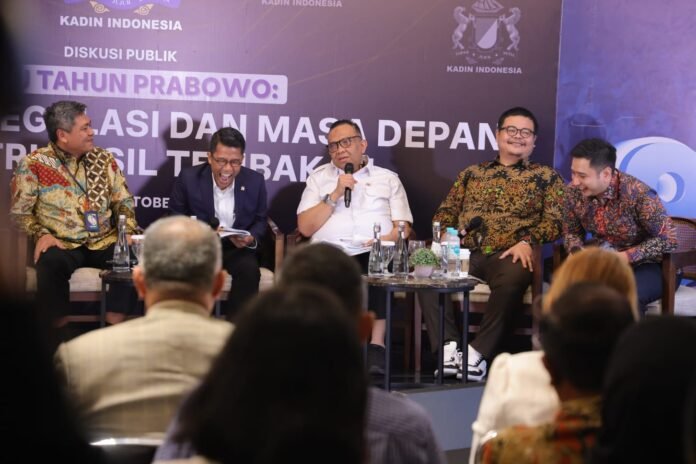 Diskusi bertema “Satu Tahun Prabowo: Harapan Deregulasi dan Masa Depan Industri Hasil Tembakau” yang digelar oleh Kadin Indonesia di Jakarta. Foto: Kemnaker